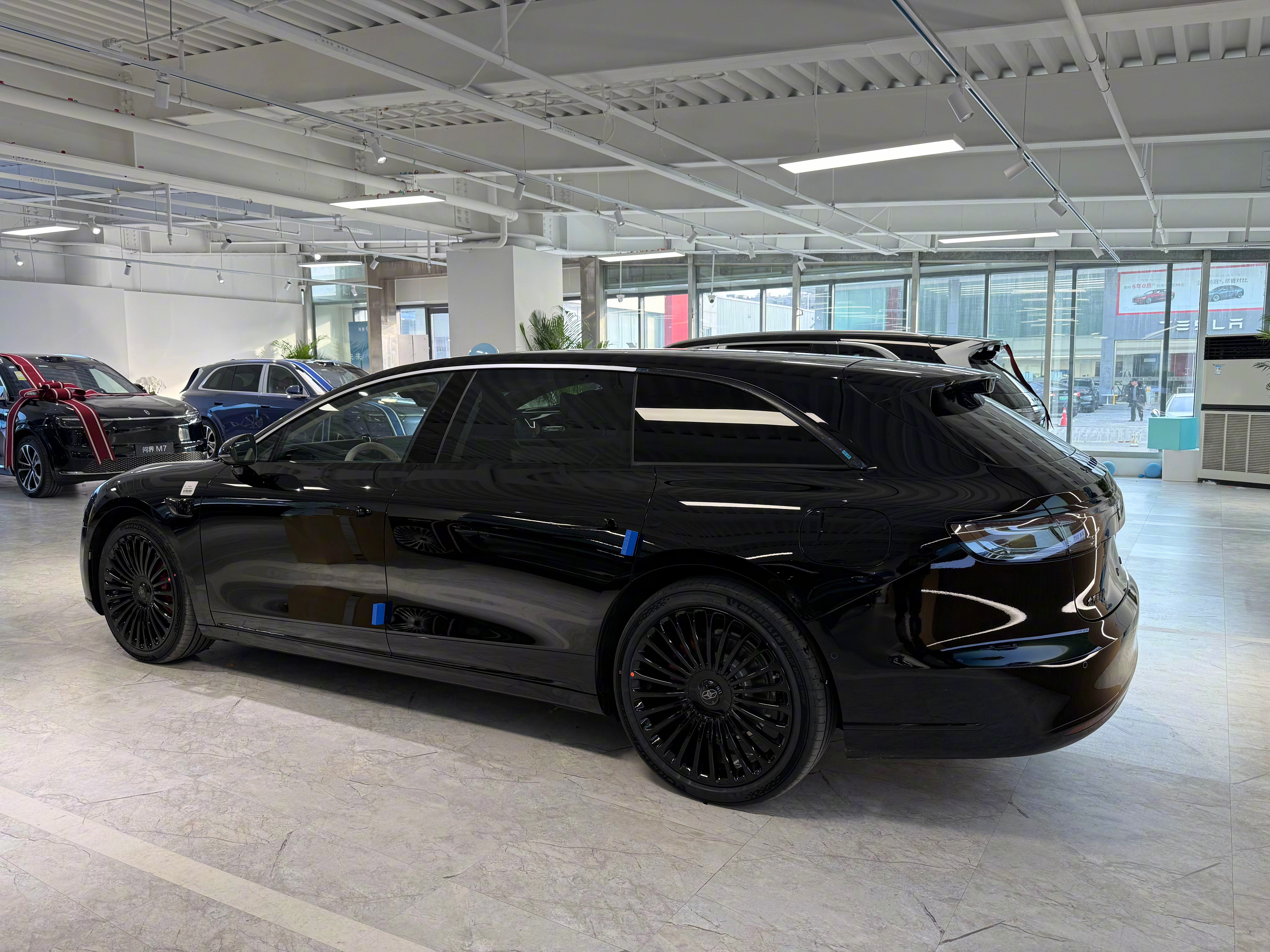 喜提纯黑化享界S9T，纯电版，老帅了。白内饰我很喜欢，后备厢巨大。没选后面投影屏