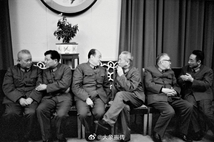 1980年北京，在人民大会堂内，六名解放军的军区司令员在等待为美国防部长哈罗德·