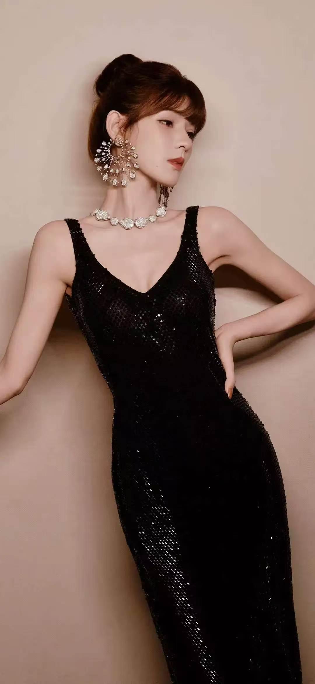 美女壁纸～张予曦，暗夜鎏光，璀璨登场。一袭黑裙勾勒曼妙身姿，钻石珠宝点缀清冷气质