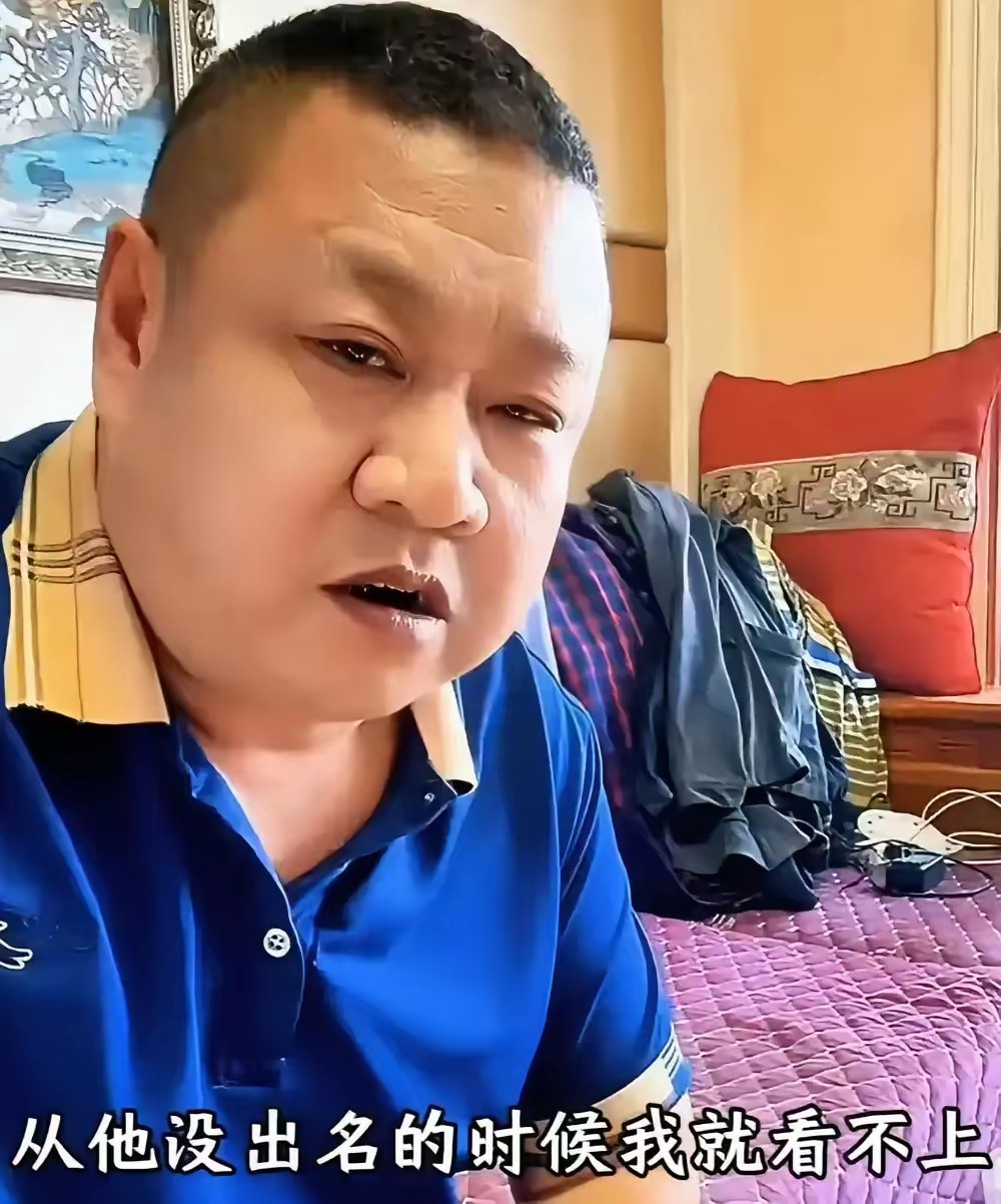小沈阳的亲哥哥沈飞开直播，被网友问到跟弟弟小沈阳（原名沈鹤）关系怎么样？沈飞竟然回答道:“已经三年没