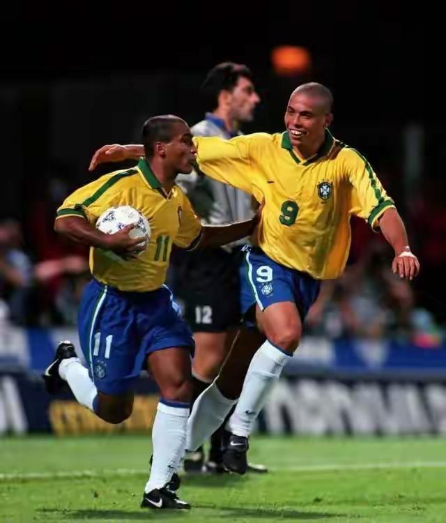 内行看门道。就是这场四国邀请赛，看出了罗马里奥的技术比大罗好多了。下半场，罗马