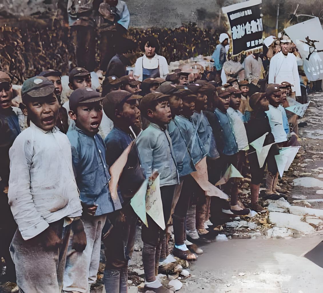 1940年河北的老照片里，一群中国娃子可精神了！穿着灰不溜秋的衣裳，戴着小布帽，