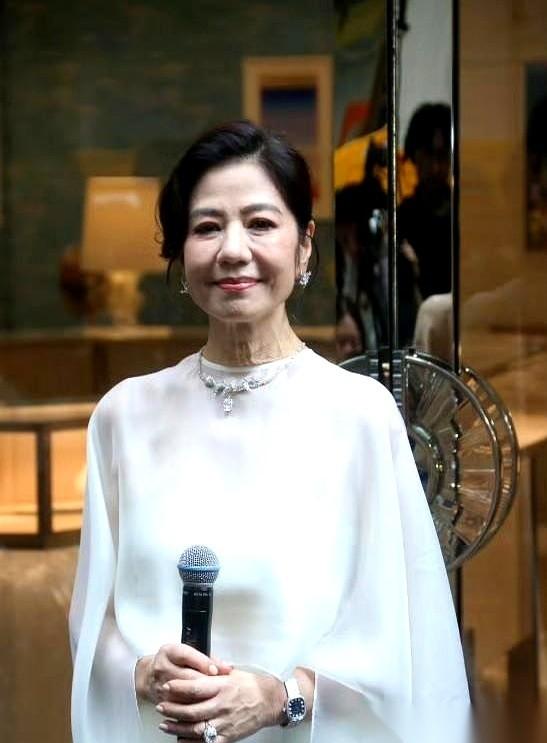 6月3号，香港珠宝活动，聚光灯“唰”地一下打过去。钟楚红，一身白纱裙，脖子上戴