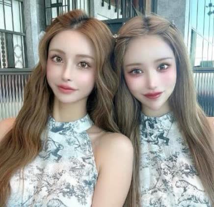 日本女子35岁就成奶奶母女同框，宛如双胞胎她同时还是4个孩子的母亲.