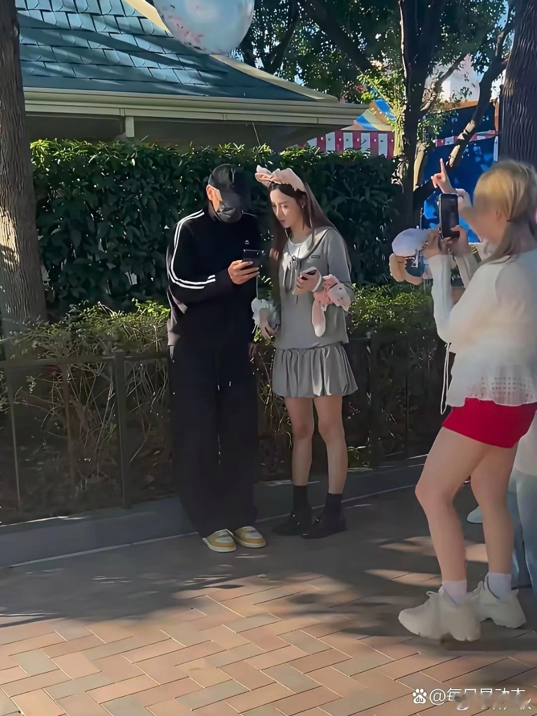 黄子韬夫妻俩现身上迪游玩，庆祝徐艺洋的29岁生日，还是太甜了​​​