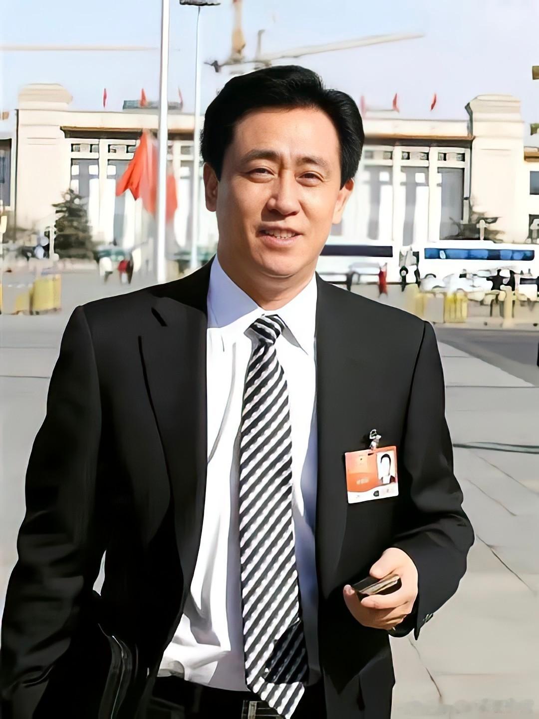 许家印的人生，是一部充满戏剧性反差的当代寓言。从河南农村的掏粪工到中国首富，再从