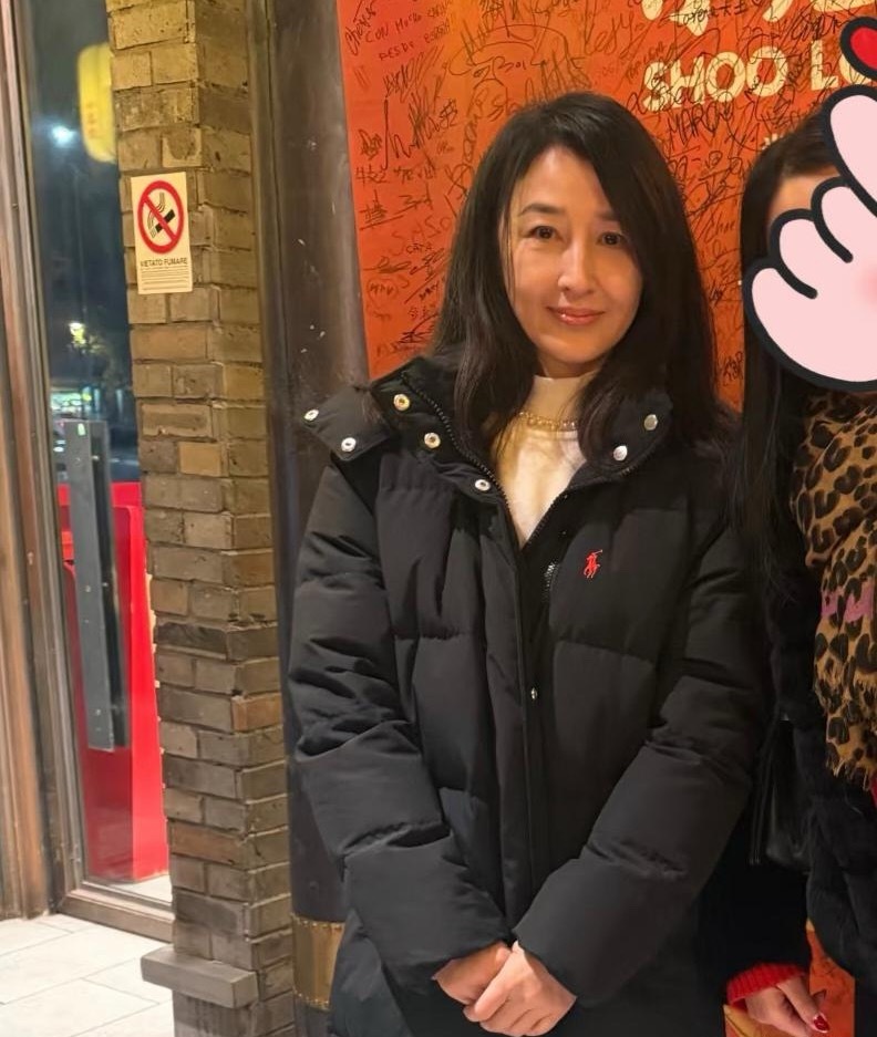 张家辉和老婆关咏荷在意大利一家餐厅吃火锅，两人穿着黑色羽绒服，好有夫妻相。关咏荷