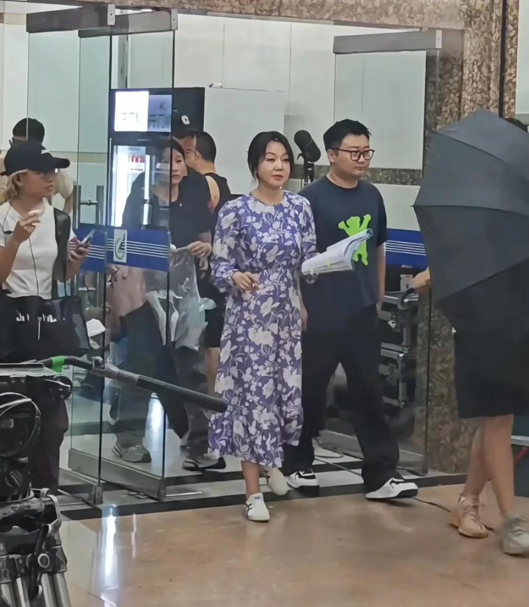 华强北看到闫妮拍戏，转场时手拿剧本边走边背，据悉正在拍摄的是《奇迹》。这个时候