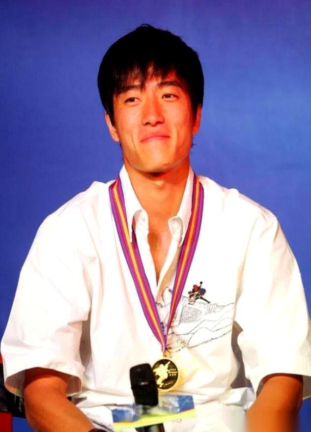 一套225万的房子，送人了。后来，这房子涨到了几千万。有记者哪壶不开提哪壶，