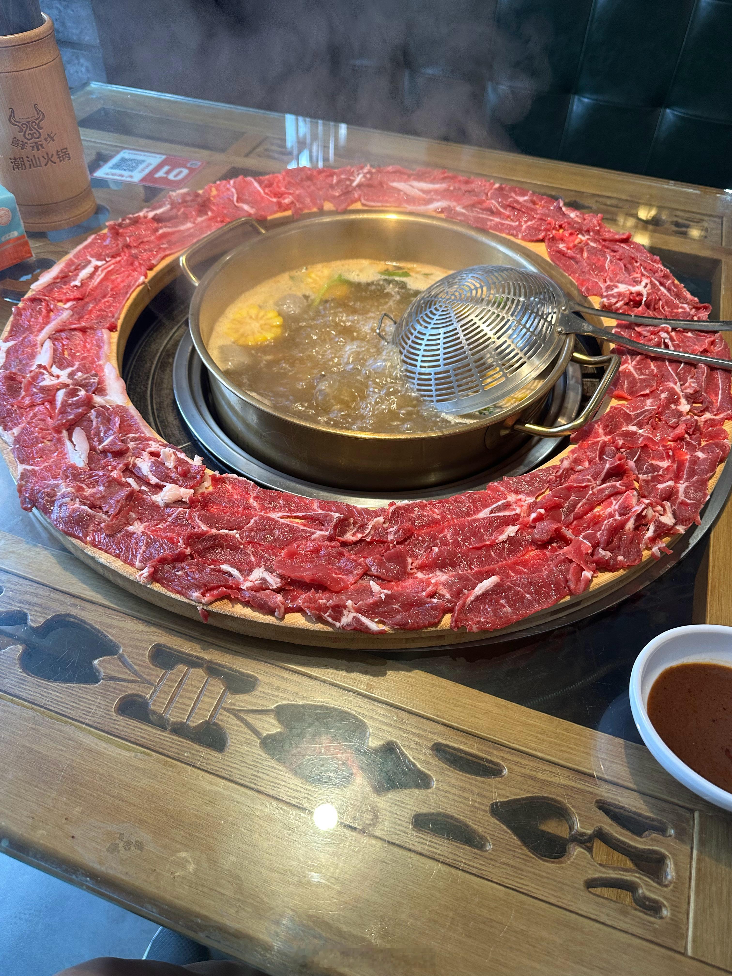 很多老人老了之后会很瘦很瘦其实就是肉吃少了蛋白质摄入严重不足再加上很多老人喝牛奶之后会因为体内的乳糖