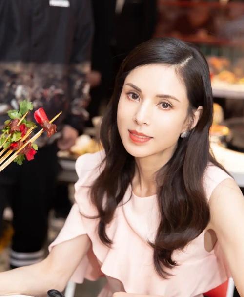 2013年，李若彤在飞机上偶遇周润发，两个人合过影后，周润发问李若彤：“你现在有