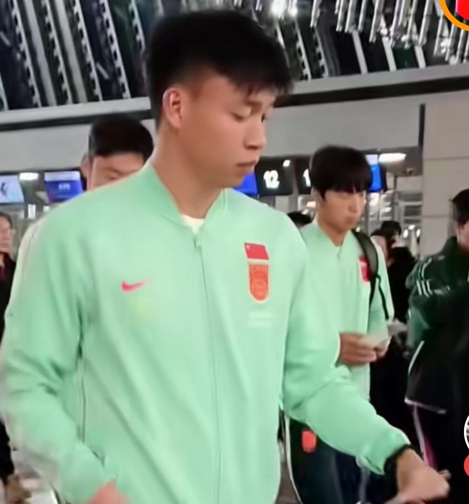 有球迷在机场拍到国足球员准备登机，据悉国足全队将会乘机飞往澳大利亚参加这个间歇期
