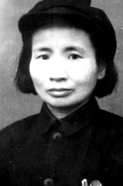 1932年，地下党员钱瑛在紧急撤离途中不幸落入敌手。为保全身份，她佯装腹痛要去茅