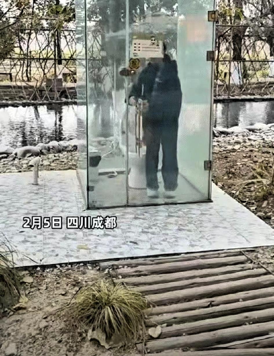 四川成都，一女子看到路边有一个透明厕所，了解到锁门后会雾化保护隐私，便在朋友拍摄