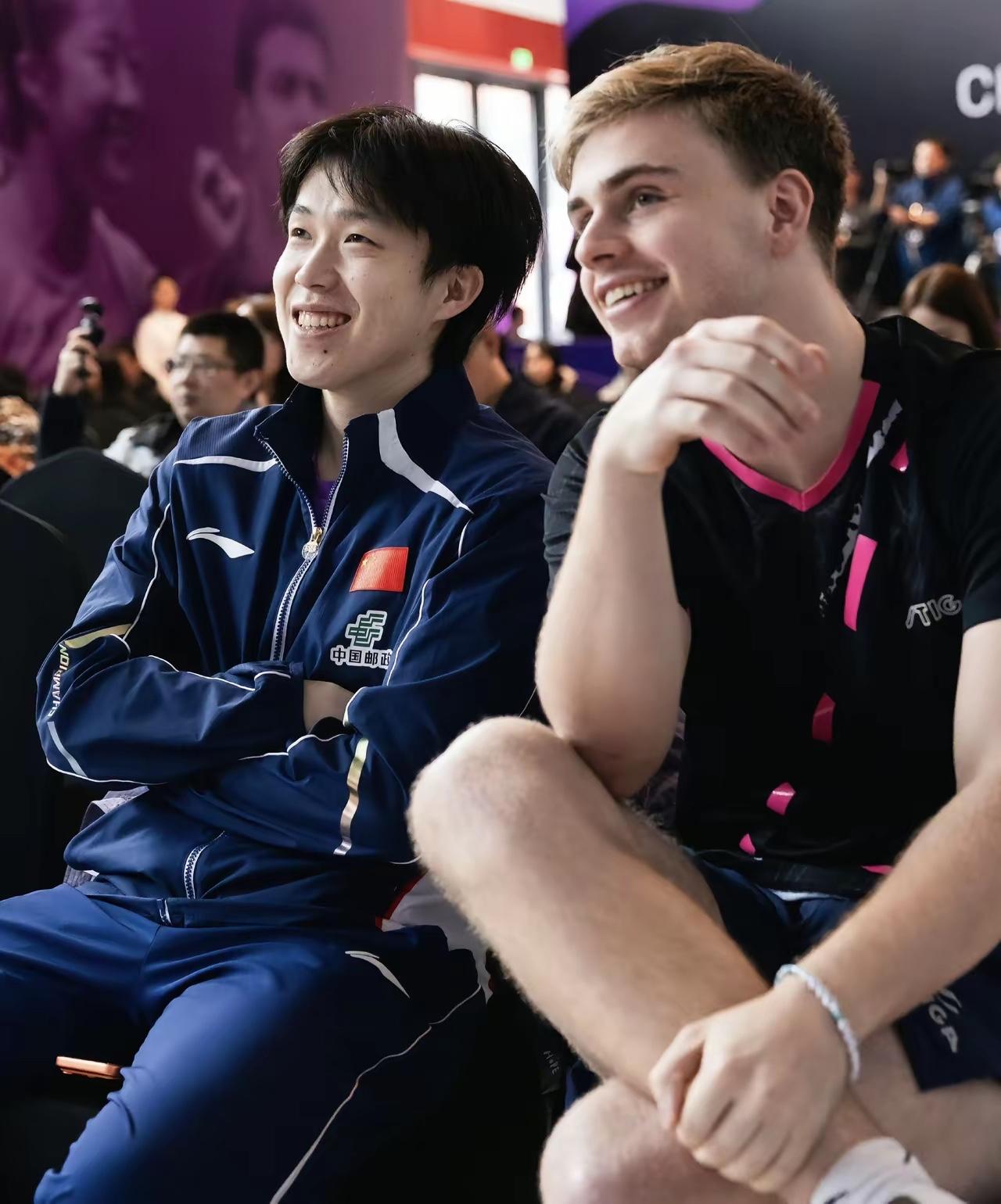 这一对笑容灿烂的好朋友，王楚钦和莫雷加德，一个是乒乓球世界排名第一、世界冠军拿