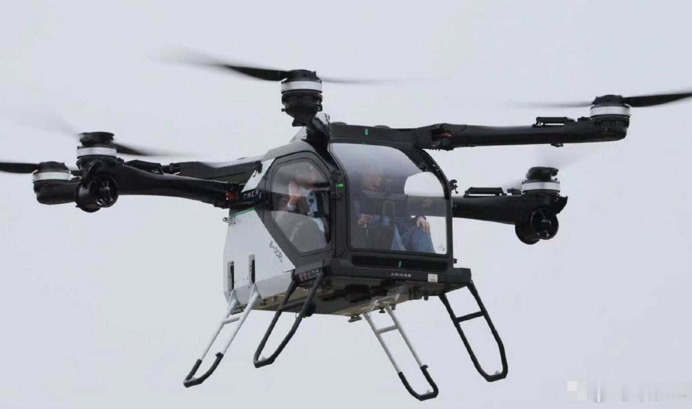 这个真的羡慕了，别家车企老总都是坐自家的车去现场，小鹏同学这是直接飞过去的，档次