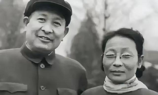 1947年2月，华野政治部副主任钟期光乘车外出途中，遭到6纵的几个伤员无故殴打。