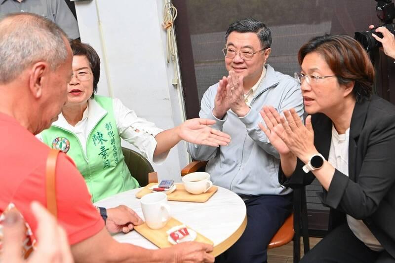 国民党籍彰化县长王惠美与绿营政客同框喝咖啡，至今未和同党参选人魏平政同台国民党
