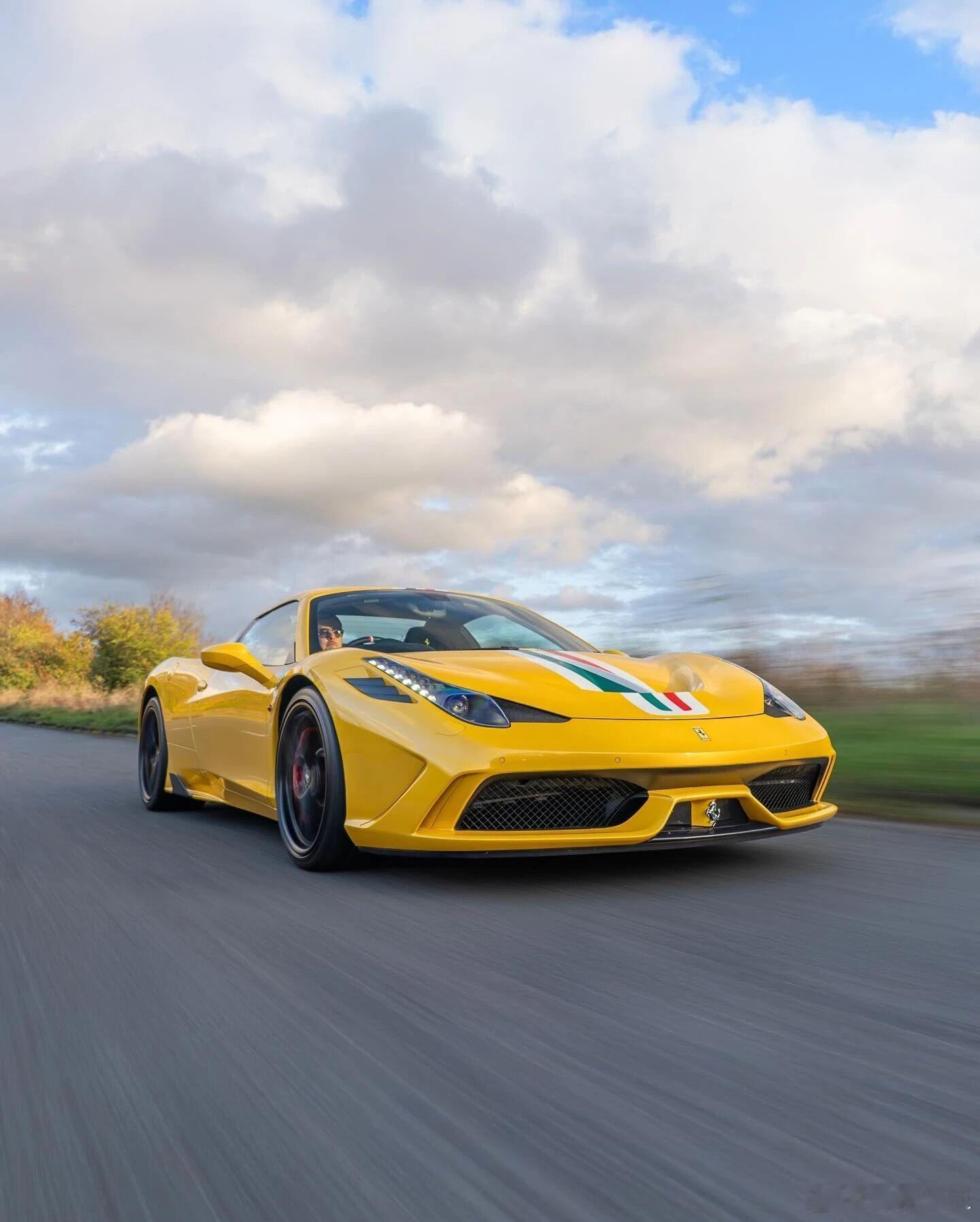 跃马巅峰，仅供赛道。法拉利fxx，不仅是超跑，更是探索速度边界的移动实验舱。