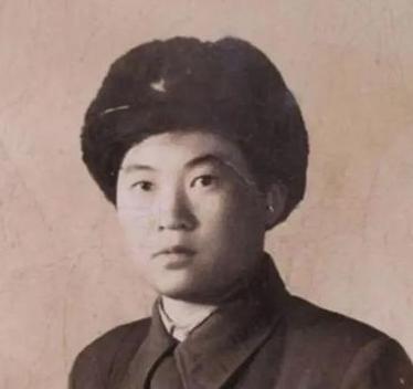 1950年，战斗英雄下身血流不止，医生正要解扣子治疗时，战斗英雄一把住医生的手说