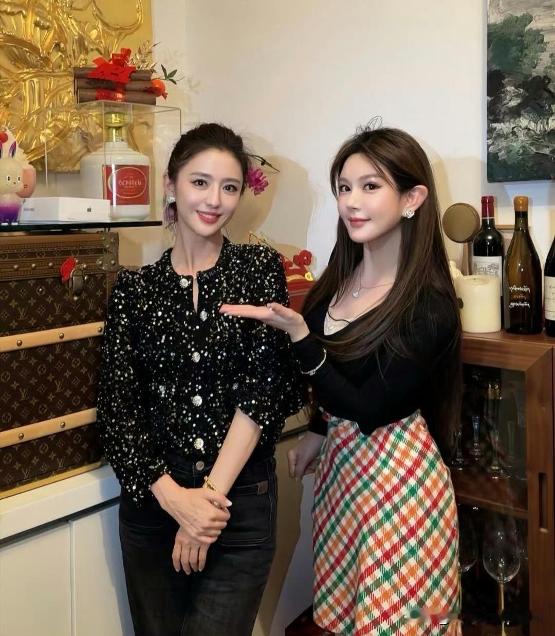 42岁的佟丽娅这状态也太能打了吧！在上海过圣诞，低马尾配红唇又美又大气还自然，