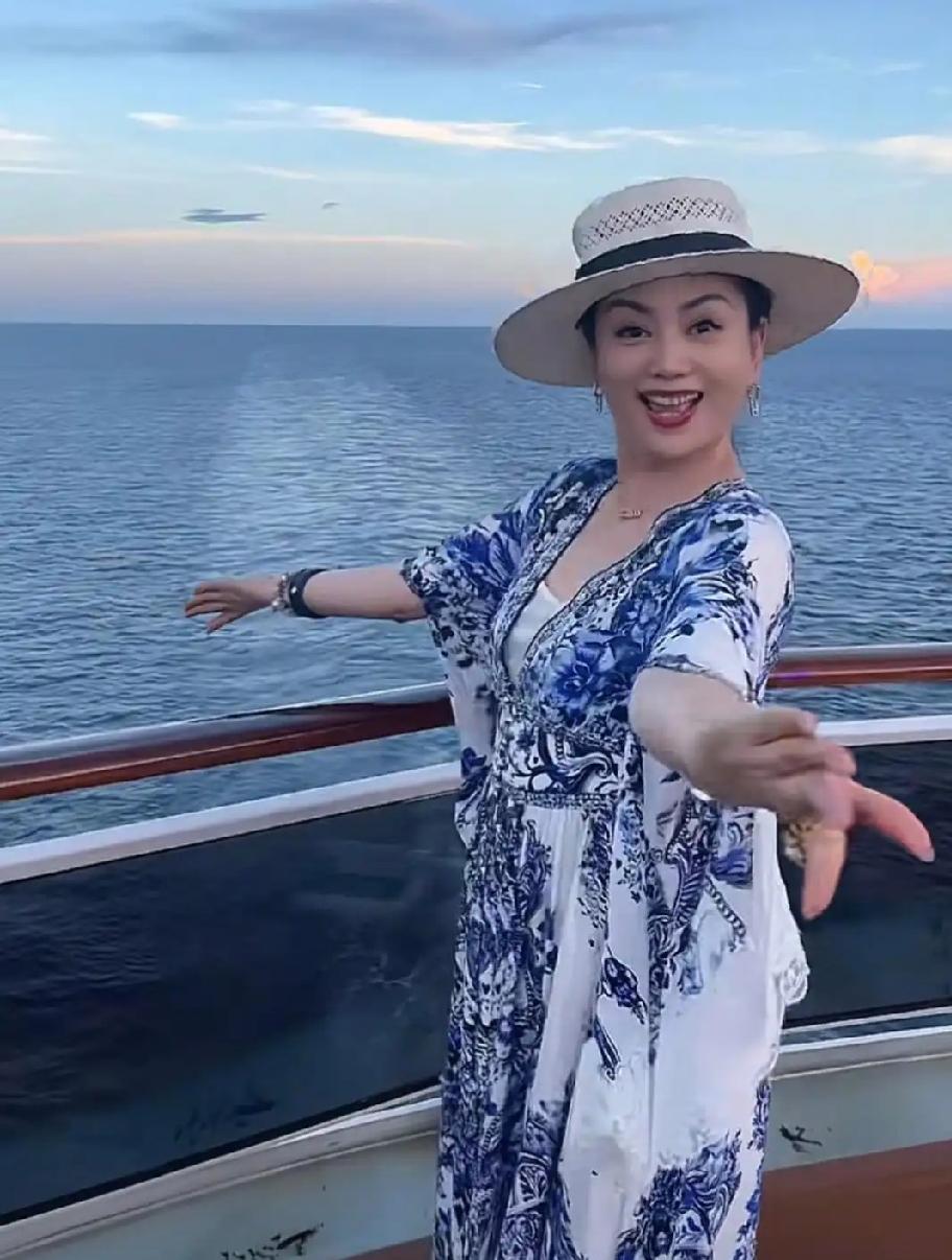 这是央视著名主持人朱军的妻子谭梅，拍这张照片时五十四岁，虽然年过半百，但风韵犹存