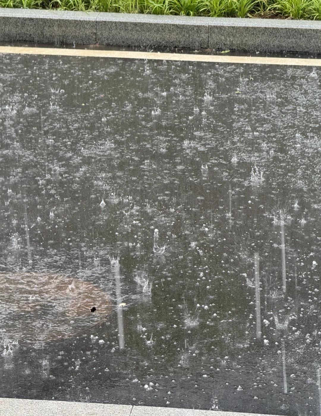 6.5济南历城下冰雹了！！！谁能想到大夏天的下冰雹了济南下雨下雪下冰雹狂风