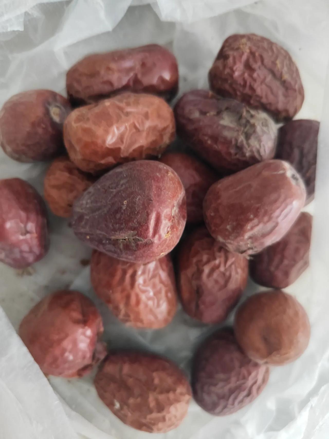 阿克苏朋友给我的大枣，搞笑的是，临走时嘱咐我千万不要扔，可能看出我有点嫌弃，因为
