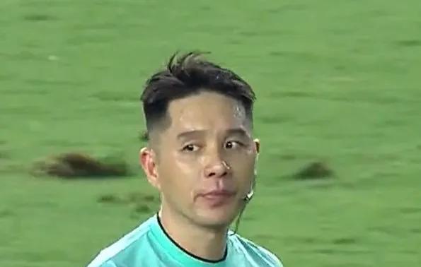 眼神亮了！泰山2:2河南，就因为这三个镜头的出现，主裁判甚至都动了不想继续吹的念