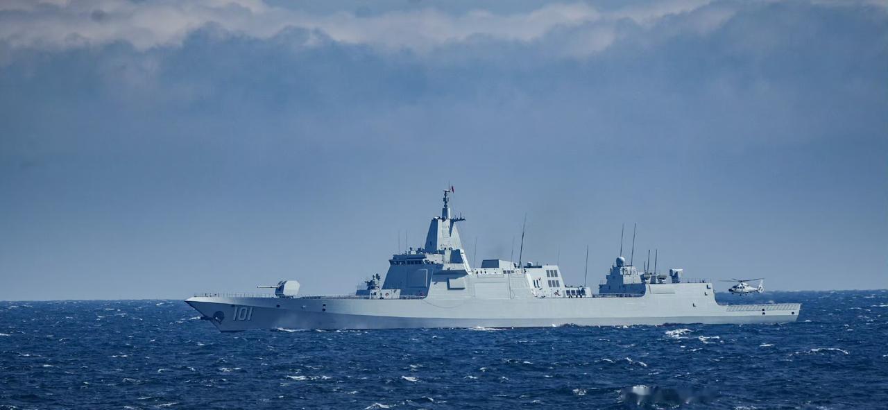 055万吨大驱搭载一架"直-9F"轻型直升机，跟个小蜻蜓，很不般配。这种组合