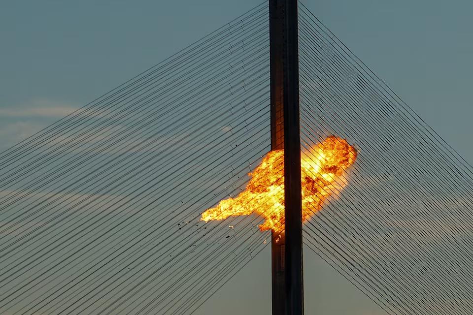 俄军终于动手炸基辅那座跨第聂伯河的大桥了。这桥一断，基辅甚至整个乌克兰的物资运输