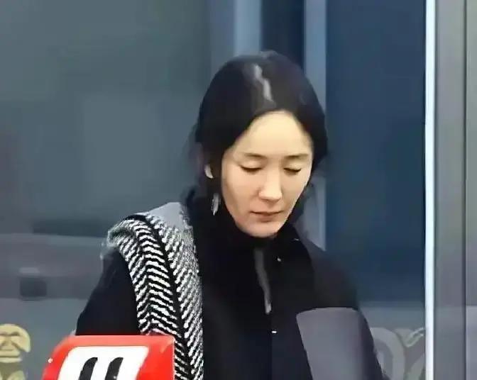 热搜刚挂半小时，评论区直接笑疯：“原来女明星也会卡粉！”素颜黑眼圈+毛孔全