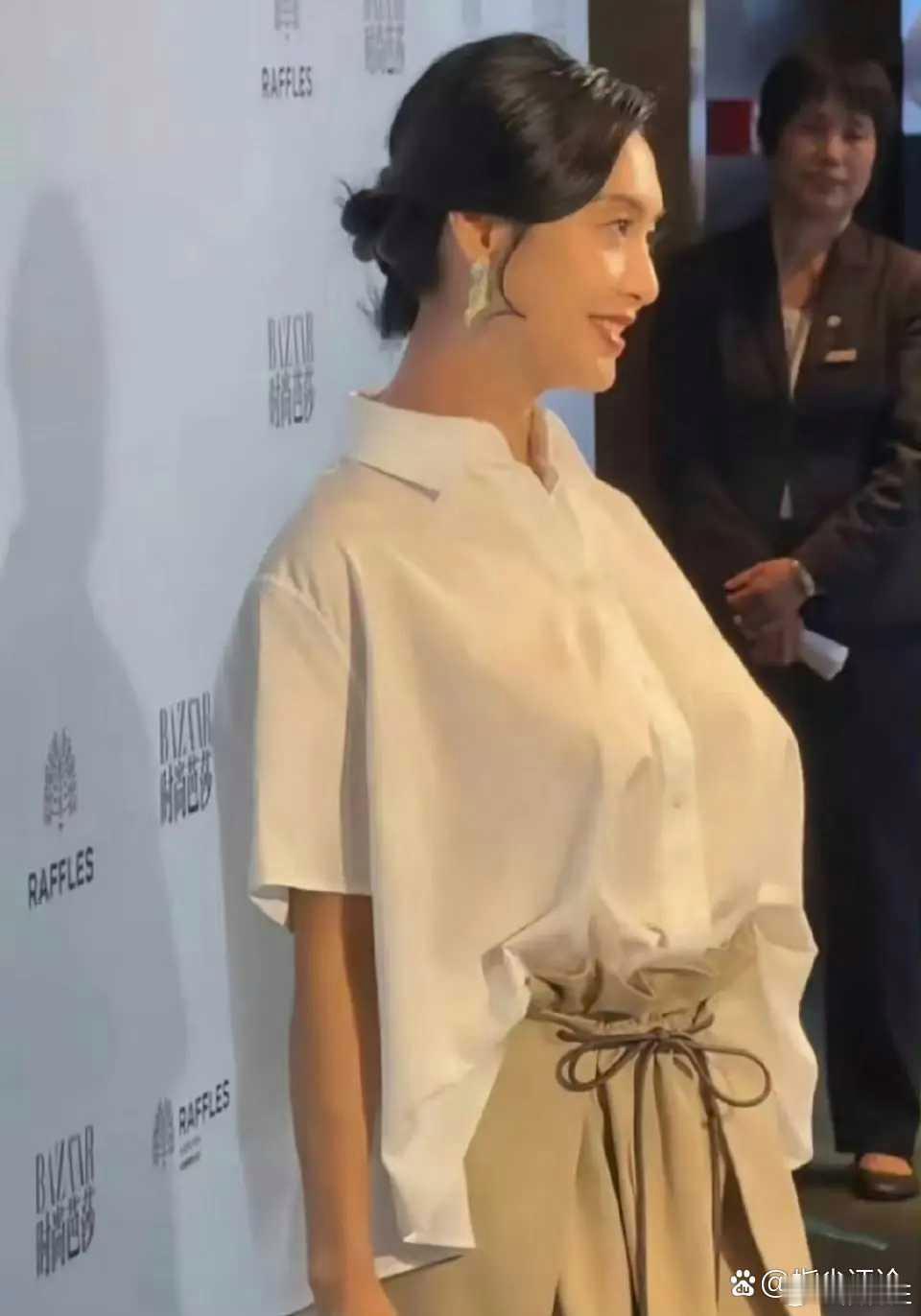 这身衣服，普通人穿在身上就是灾难，明星穿在身上却别有一番风味，这是为什么呢？