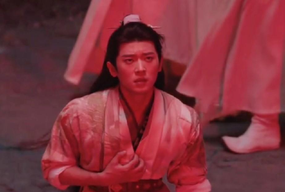 《与晋长安》晋安第二次玉玲珑入体不是墨引放进去，是晋安的已血立誓的血唤醒了玉