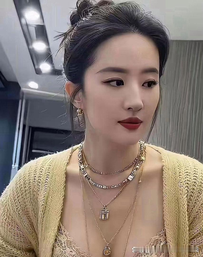 转眼刘亦菲即将步入四十岁，肌肤状态与身形依旧保持绝佳模样，自带飘逸仙气。岁月仿佛