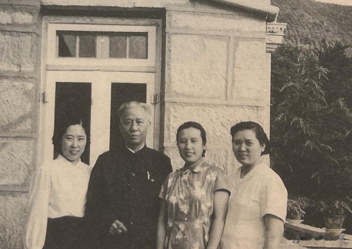 1959年，刘少奇、王光美与罗瑞卿夫人郝治平（右二）、谭震林夫人葛惠敏在庐山住所