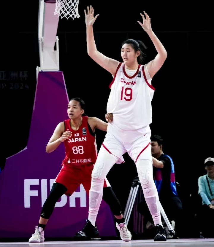 身高两米二六的女篮巨无霸张子宇，在球场上接连失误，不少网友放大比赛照片之后注意到