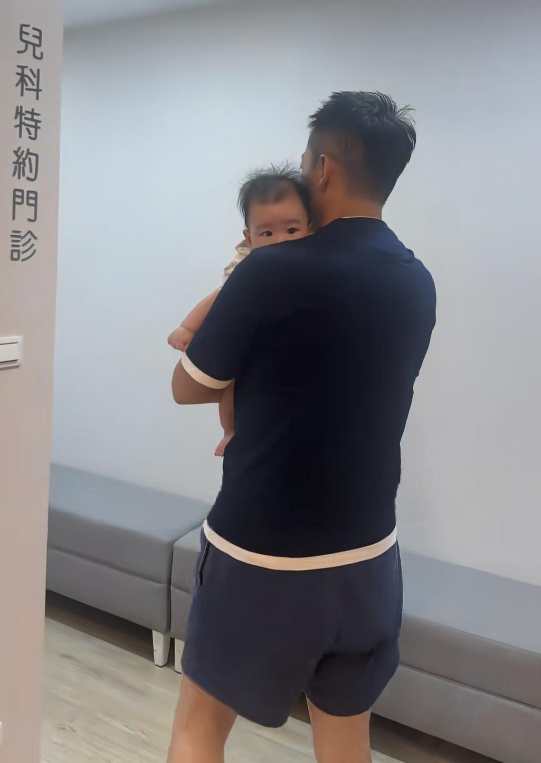 汪小菲带4个月大的小儿子到医院打预防针，他小心翼翼地抱着儿子，姿势熟练，看到儿子