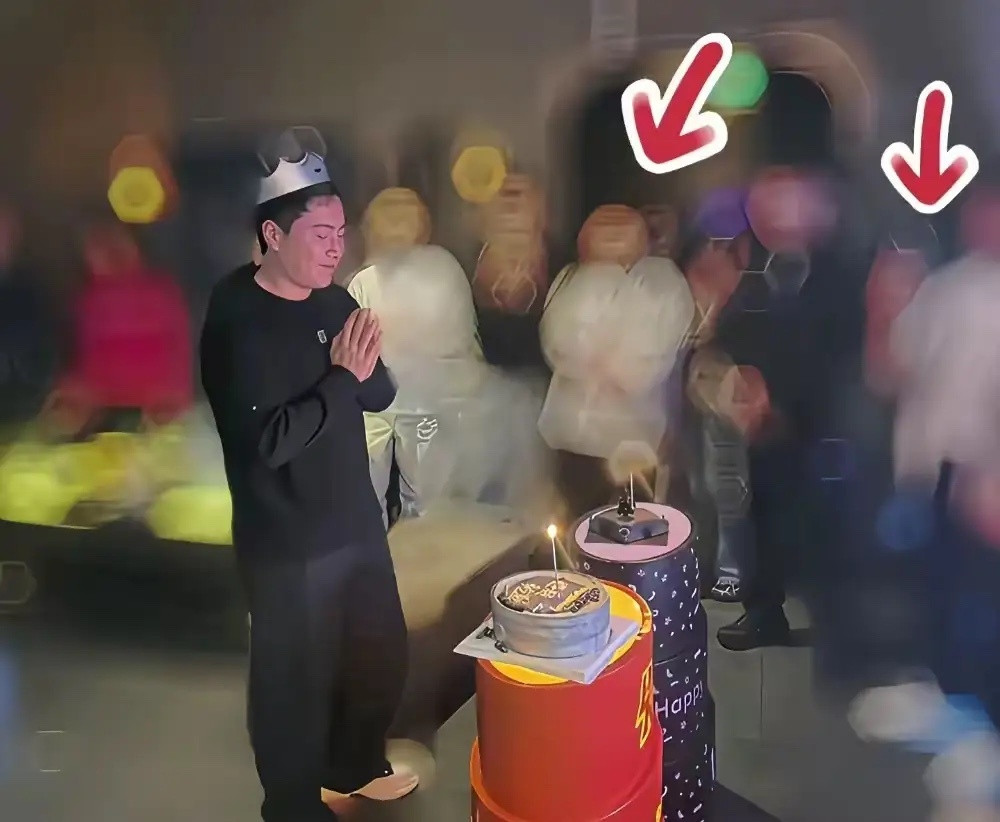 好家伙！莎莎和大头这俩“显眼包”，居然悄咪咪去给梁甜甜庆生啦！那背景糊得跟打了马