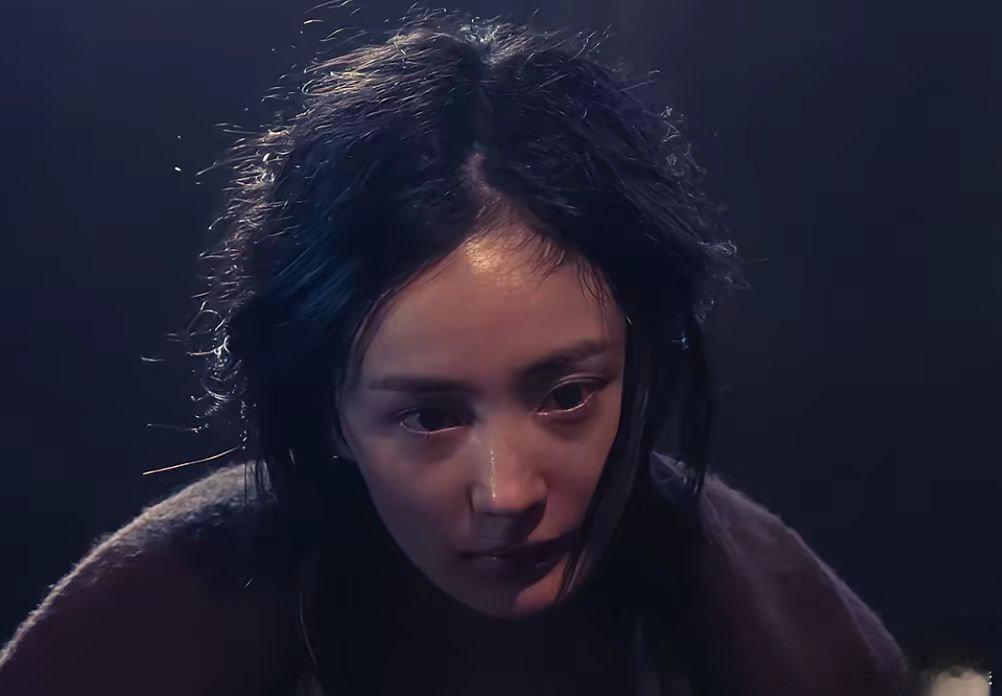 完了《酱园弄》票房崩了，从第一天上映的1亿票房，今天直接腰斩到5000万，看来5