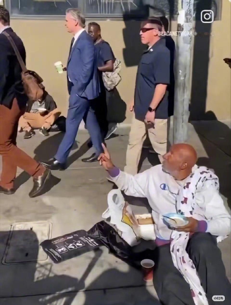 我忽然想明白了一件事，如果大家经常看美国新闻的话会发现一个现象，只要美国死了人，