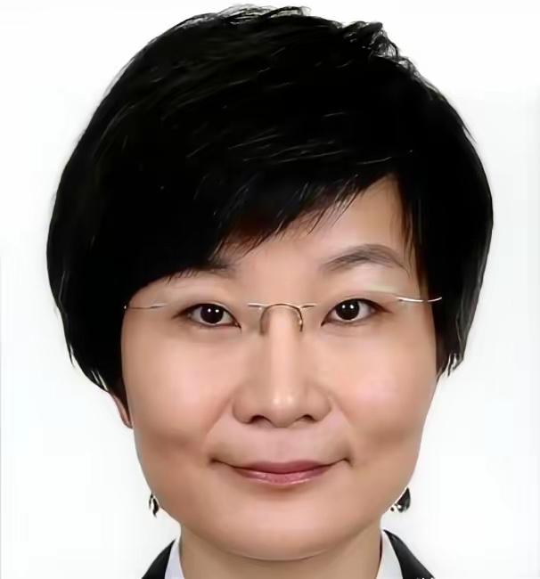 1999年，我们驻南联盟大使馆被炸的那一晚。一个叫苏晓晖的高中姑娘，看着电视，一