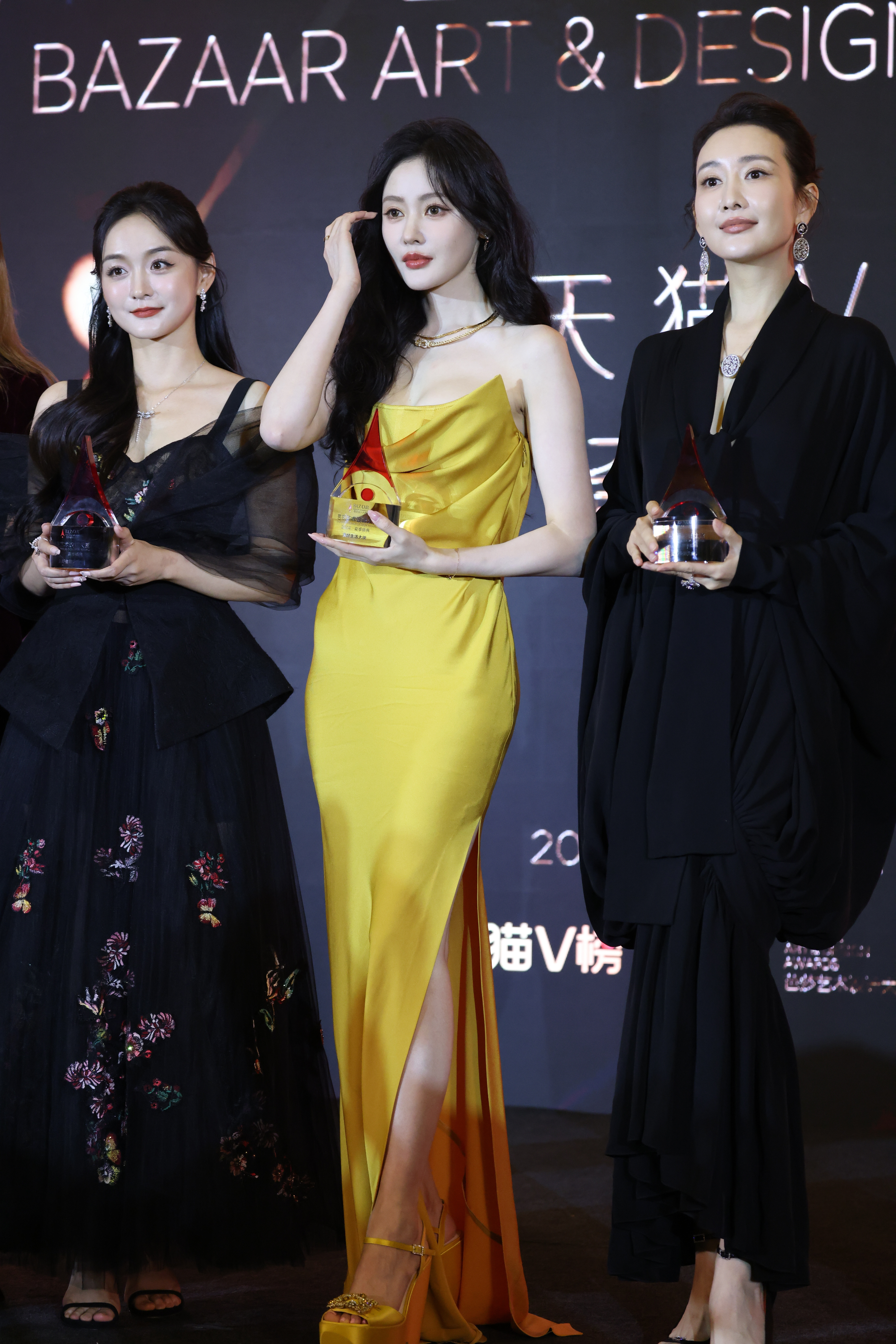 张天爱橘色长裙，卷发朱唇，纤美曼妙​​​