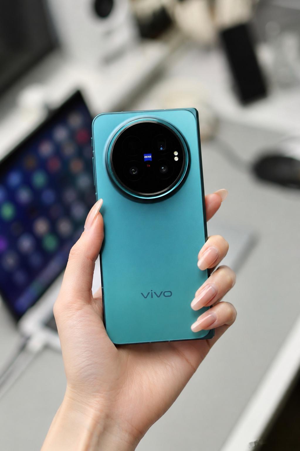 vivoXFold6蓝洞配色颜值出众，上手观感温润舒服，风格不挑人，男生女生