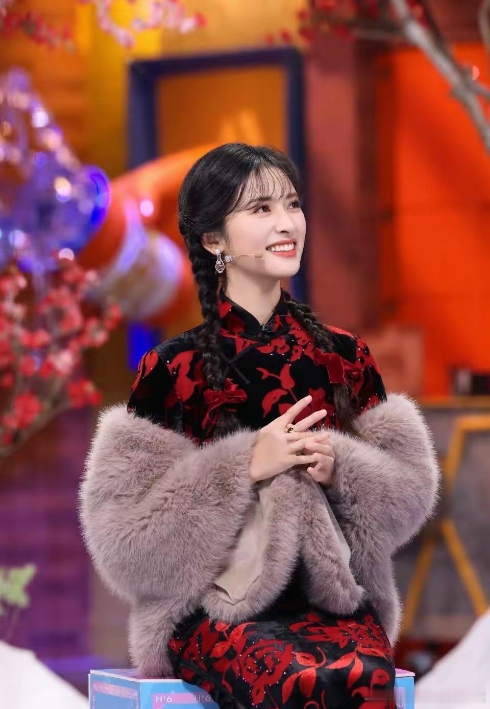 在《你好星期六》的禁忌词游戏中，当其他嘉宾因紧张说漏嘴、因过度掩饰而暴露时，沈月