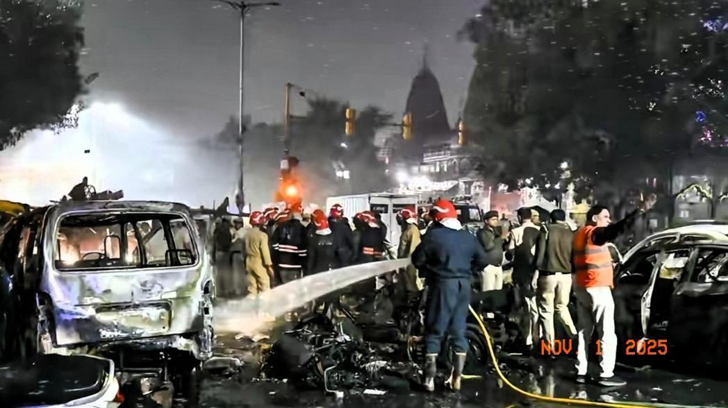 整个印度，现在压力算是全堆到莫迪身上了，新德里红堡地铁站的自杀式爆炸，直接点燃了