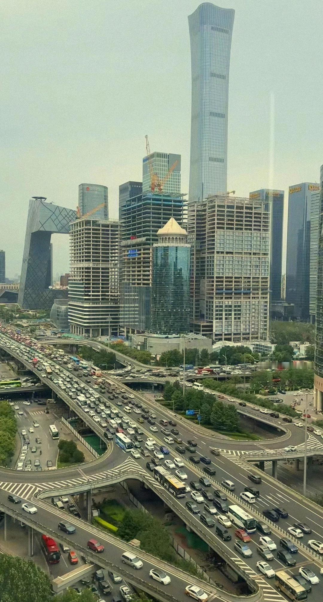 虽然北京200米以上的摩天高楼没有沈阳、天津的那么多，但是看品质的话北京CBD的