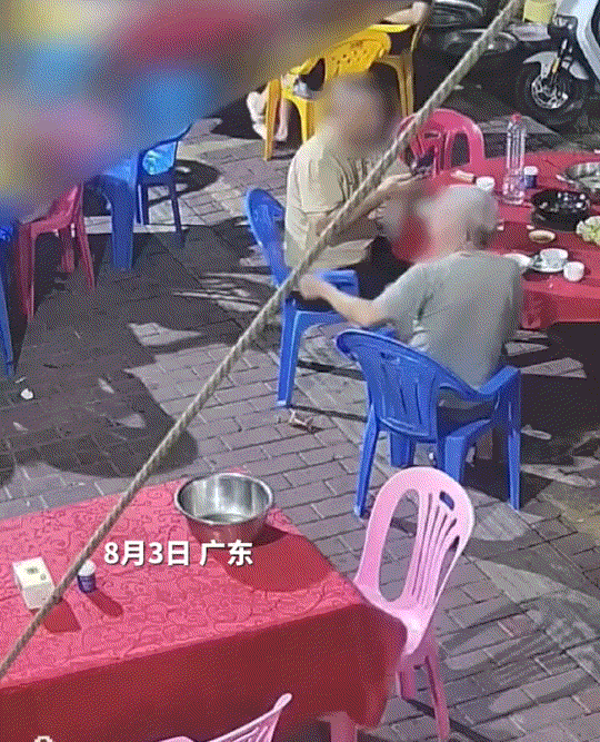 广东，一大爷和朋友去饭店吃完饭结账，期间就来了一位年轻店员小伙为其算账。但让大伙