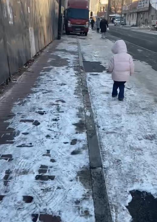 东北没啥比孩子更重要，1月2日早上8点20分，哈尔滨的小李开车去上班，等红灯时发