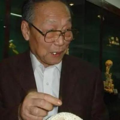 故事，1915年，在巴拿马万国博览会上，日本制造的鬼工球比中国的鬼工球多出一层，